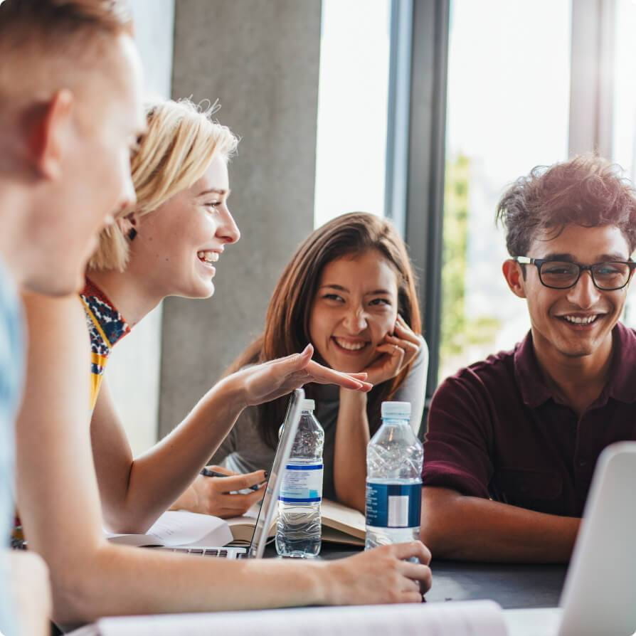 Bild einer Gruppe Studierender bei der Gruppenarbeit